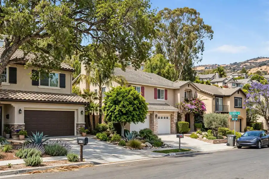 Reemplazo de techo en Olinda Ranch, Brea, CA 92823