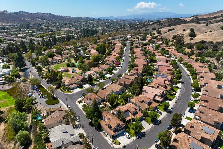 Reemplazo de techo en Olinda Village, Brea, CA 92823