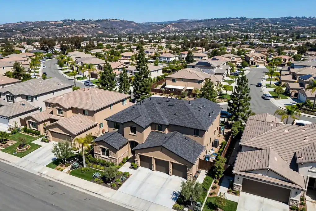 Reemplazo de techo de tejas asfalticas en Country Hills, Brea, CA 92821