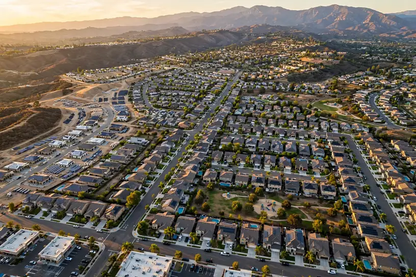 Reemplazo de techo en Brea, CA: vista aérea de vecindarios con techos nuevos